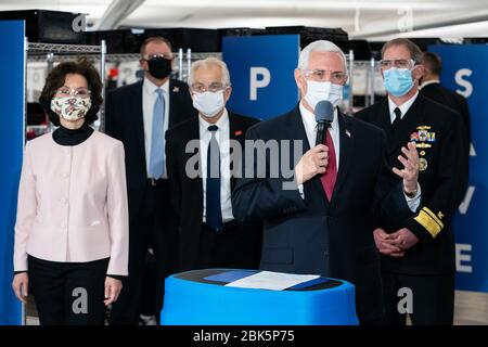 Kokomo, États-Unis d'Amérique. 30 avril 2020. Le vice-président Mike Pence, accompagné de conseillers supérieurs de la Maison Blanche, s'adresse aux employés lors d'une visite aux installations de production du ventilateur GM/Ventec jeudi 30 avril 2020 à Kokomo, Ind People: Vice-président Mike Pence Credit: Storms Media Group/Alay Live News Banque D'Images