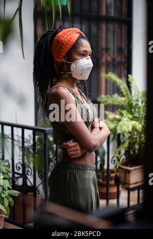 Portrait de la jeune femme portant un masque facial pendant le verrouillage du coronavirus en Colombie Banque D'Images