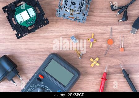 Multimètre et câbles d'alimentation. Réalisation de tests et de mesures électriques. Réparation électronique. Banque D'Images
