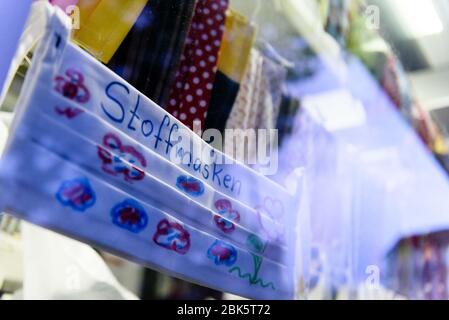 Berlin, Berlin, Allemagne. 1 mai 2020. Masques à motifs faits à la main à vendre suspendus dans une fenêtre d'un magasin sur mesure à Berlin Schoeneberg. Les habitants de Berlin doivent porter un masque de visage dans les autobus urbains, les métros et les trains souterrains, dans le secteur du commerce de détail partiellement rouvert ainsi qu'en contact avec les personnes à risque. Comme il y a encore un manque de masques respiratoires et d'équipement de protection parmi les médecins et les hôpitaux, de nombreux entrepreneurs offrent des masques non médicaux auto-fabriqués à vendre. Crédit: Jan Scheunert/ZUMA Wire/Alay Live News Banque D'Images