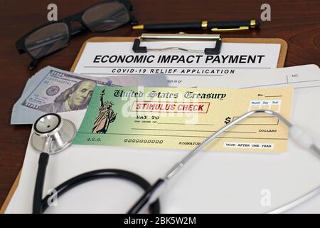 Image conceptuelle de la demande d'aide financière pour la pandémie de Covid-19 (coronavirus). Maquette de la relance économique et de l'argent en dollars américains. Banque D'Images