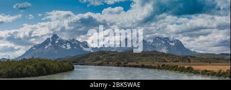 Paine River dans le parc national de Torres del Paine, Chili Banque D'Images