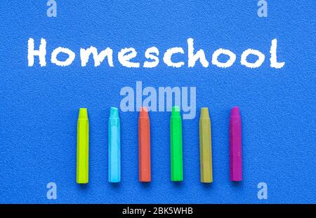 Maison. Mots ou texte tapé sur le tableau bleu. Crayons colorés. Vue de dessus. Concept d'éducation. Banque D'Images