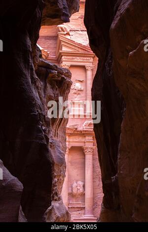 Le Trésor d'Al Khazneh vu à travers le Siq Slot Canyon à la ville de Petra, Jordanie Banque D'Images