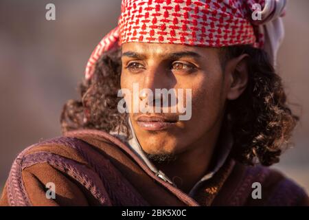 Portrait du Bédouin jordanien à Petra au coucher du soleil Banque D'Images