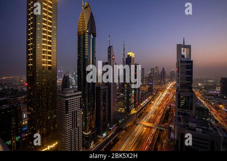 Horizon de Dubaï au crépuscule, Émirats arabes Unis Banque D'Images