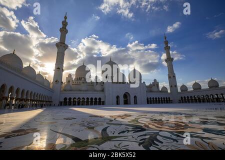 Coucher de soleil à la Grande Mosquée Sheikh Zayed à Abu Dhabi, Émirats arabes Unis Banque D'Images