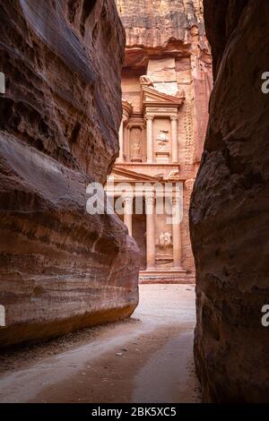 Le Trésor d'Al Khazneh vu à travers le Siq Slot Canyon à la ville de Petra, Jordanie Banque D'Images