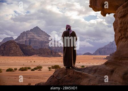 Bédouin regardant le paysage du désert de Wadi Rum, Jordanie Banque D'Images