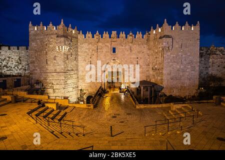 Porte de Damas au crépuscule à Jérusalem, Israël Banque D'Images