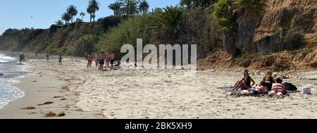 Santa Barbara, Californie, États-Unis. 1 mai 2020. L'extrémité la plus éloignée de Butterfly Beach, sous le cimetière de Santa Barbara, était moins bondée que la région sud, mais des grappes d'étudiants d'âge collégial pourraient être vus dans cette région. A l'autre extrémité, il y avait beaucoup de monde, et personne ne portait de masque à l'exception d'un photographe solitaire, qu'une jeune femme a appelé 'Freak'. Crédit: ZUMA Press, Inc./Alay Live News Banque D'Images