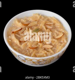 Dessert vermicelles plat sucré populaires, savoir un kheer fabriqués avec du lait et garnir de fruits secs isolé sur fond gris noir, servi dans un bol. Séle Banque D'Images