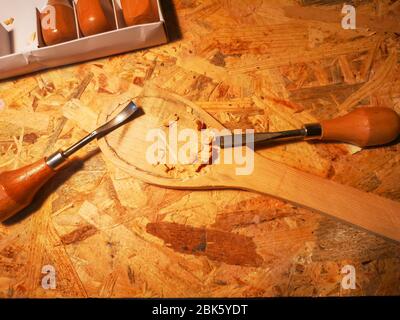 Vintage bois ciseaux à bois Outils avec shawings on retro workbench. Banque D'Images