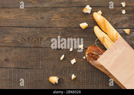 Sac en papier avec pain sur table en bois Banque D'Images