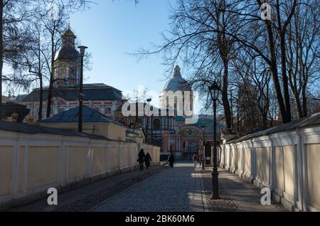 Saint-Pétersbourg, Russie - 11 avril 2018 : entrée à la Sainte Trinité Alexander Nevsky Lavra. Sankt-Peterburg, Russie Banque D'Images