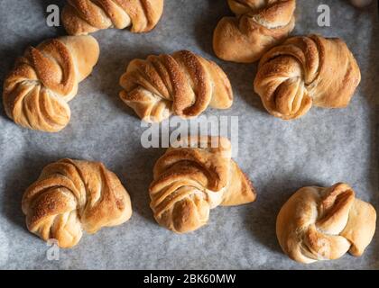 desserts, croissants faits maison sortis du four encore sur papier parchemin Banque D'Images