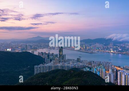 Vue sur Quarry Bay et Kowloon au coucher du soleil, Hong Kong Banque D'Images