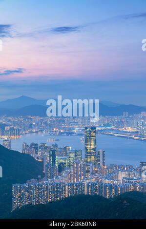 Vue sur Quarry Bay et Kowloon au coucher du soleil, Hong Kong Banque D'Images