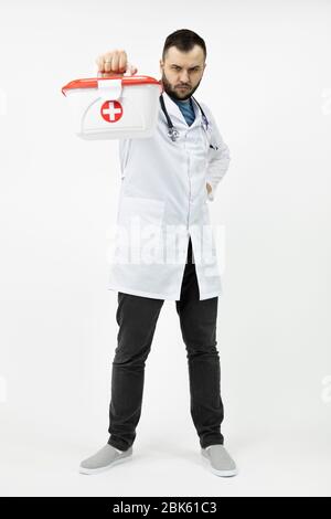 kit médical croisé rouge pour jeune paramédic barbu Banque D'Images