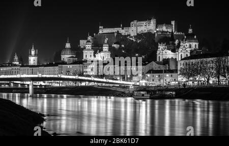 Forteresse de Salzbourg la nuit, noir et blanc, château de Salzbourg Banque D'Images