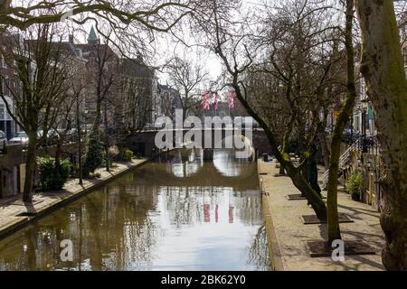 Canal Oudegracht à Utrecht juste avant le printemps Banque D'Images