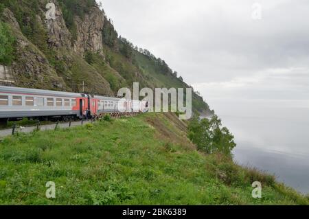 Train d'excursion 'croisière Baikal' à la gare de Kirkirey - chemin de fer Circum-Baikal Banque D'Images