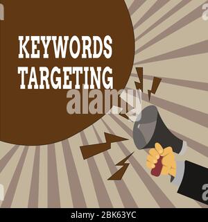 Texte écrit mots clés ciblage. Photo conceptuelle utilisez les mots pertinents pour obtenir un classement élevé dans les moteurs de recherche analyse Hu mâle main Holding Megaphone Banque D'Images