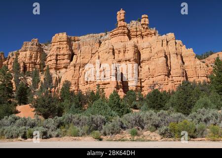 Formations rocheuses de grès dans le Red Canyon le long du pittoresque byway 12, Dixie National Forest, Utah, États-Unis. Banque D'Images