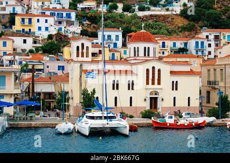 Bord de mer au port de l'île de Poros, Grèce, avec une église orthodoxe grecque en arrière-plan, 23 septembre 2015. Banque D'Images