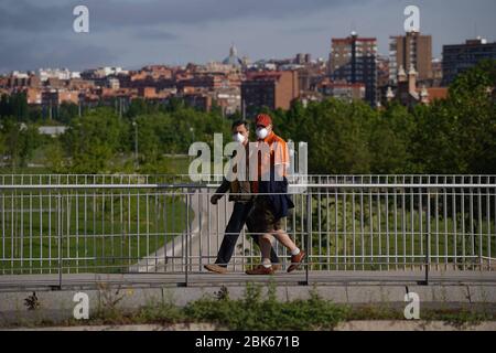 Madrid, Espagne. 02 mai 2020. Primer dia de práctica de deporte en Madrid tras el decreto del estado de alarma por el Covid19. 2 de Mayo 2020 les gens qui pratiquent le sport le premier jour depuis le curent a été commencé par la crise des covides, à MADRID, le 2 mai 2020. Crédit: CORDON PRESSE/Alay Live News Banque D'Images