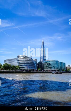 Londres/Royaume-Uni - 3 juin 2017 - vue sur le paysage urbain, la tour de Shard et les édifices de l'hôtel de ville sur la Tamise Banque D'Images