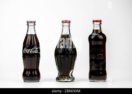 Atlanta GA USA 1 mai 2020 trois bouteilles de contour Coca-Cola en verre de différentes formes Banque D'Images