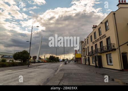 Le front de mer vide de Southend sous les restrictions de COVID-19 - des rues désertes, un ciel spectaculaire et une hospitalité fermée reflètent la vie côtière de l'époque du confinement. Banque D'Images