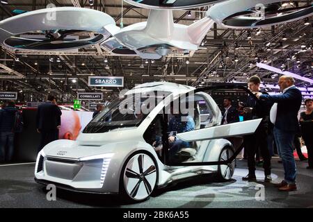 GENÈVE, SUISSE - 7 mars 2018 : Airbus volant avec drones attachés sur le site d'exposition Airbus au 88ème salon international de l'automobile de Genève à Pal Banque D'Images