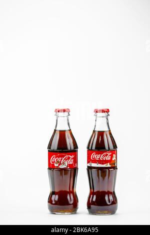 Atlanta GA USA 1 mai 2020 deux bouteilles de contour Coca-Cola en verre édition nouvel an Banque D'Images