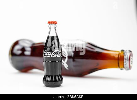 Atlanta GA USA 1 mai 2020 jouet verre Coca-Cola contour bouteilles forme vintage Banque D'Images