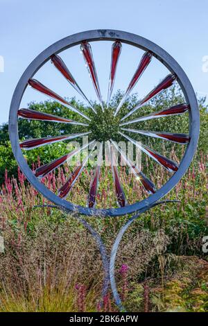 sculpture de jardin en métal et verre Banque D'Images