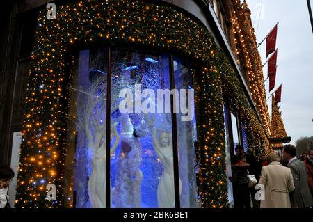 Accueil à 5000 marques, boutique mode et accessoires design, beauté de luxe, bijoux et montres, nourriture, meubles et plus - en magasin et en ligne , après 13 ans statue commémorative de la princesse Diana retirée de Harrods.maintenant la mémoire est sûre avec le père de Dodi Mohamed Al - Fayed , L'ancien propriétaire du grand magasin de luxe.l'homme d'affaires égyptien a décidé de prendre la statue à la maison .Mohamed dit qu'il est à l'aise de connaître le bonheur du couple, gelé dans le temps est sûr avec sa famille , après l'avoir partagé avec le public pendant tant d'années à Harrods . Banque D'Images