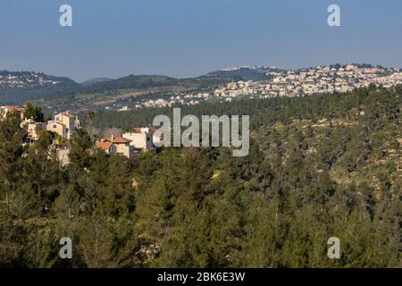 Un paysage des montagnes de Judée près de Jérusalem, Israël, montrant de petites villes et villages dispersés sur eux Banque D'Images