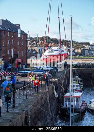 Bateaux sortant du port en fin de saison, le port, North Berwick Banque D'Images