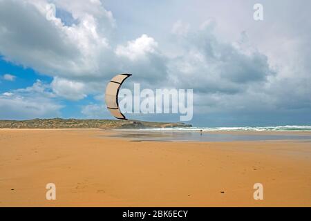Kite surf sur la plage de Carapateira au Portugal Banque D'Images