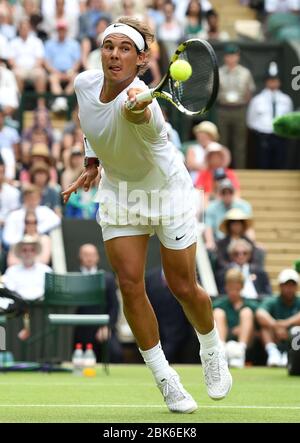 23/06/14. Wimbledon tennis Championships 2014, Wimbledon, Londres. Hommes célibataires, Martin Klizan, (SVK) v Rafael Nadal, (ESP) (2) Banque D'Images