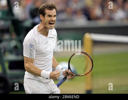 Tournoi de tennis de Wimbledon 2014, Wimbledon Londres. Andy Murray célèbre lors du quatrième match des célibataires pour les hommes contre Kevin Anderson (RSA) Banque D'Images
