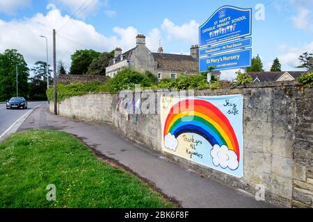 Chippenham, Wiltshire Royaume-Uni, 2 mai 2020. Un chauffeur de voiture est illustré lorsqu'il passe devant un panneau arc-en-ciel « merci à tous les travailleurs clés » qui a été accroché sur un mur de l'école primaire en face de l'hôpital communautaire de Chippenham. Crédit: Lynchpics/Alay Live News Banque D'Images