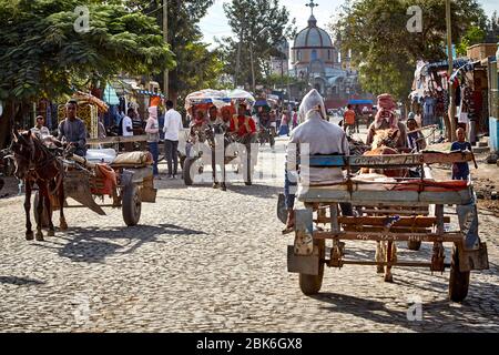 Circulation animée dans une rue pavée de l'église de Ziway. Les buggies de cheval sont souvent utilisées comme une belle façon traditionnelle de transpoint. Banque D'Images