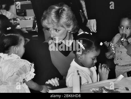 La princesse Diana parle aux enfants sans abri au Centre de la famille urbaine. Règlement de la rue Henry. New York. ÉTATS-UNIS. 2 février 1989 Banque D'Images