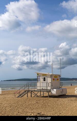 Poole, Dorset Royaume-Uni. 2 mai 2020. Météo au Royaume-Uni : les sorts ensoleillés aux plages de Poole sur la côte sud, tandis que les gens prennent leur exercice autorisé, en respectant le plus les directives de Coronavirus. Les plages sont pratiquement désertes, à part ceux qui font de l'exercice. Crédit: Carolyn Jenkins/Alay Live News Banque D'Images