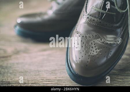 Les chaussures Oxfords de style rétro se tiennent sur le plancher en bois Banque D'Images