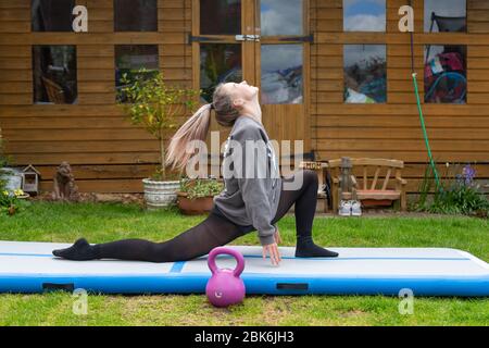 Halesowen, West Midlands, Royaume-Uni. 2 mai 2020. Amelia Hubbard, 15 ans, de Halesowen, West Midlands, pratique ses routines de danse dans le jardin arrière de sa famille. Les salles de gymnastique et de danse resteront fermées même après un verrouillage plus long au cours des prochaines semaines. Amelia, comme tant d'autres danseurs, compte sur des cours en ligne pour rester en contact avec ses camarades étudiants, et fait jusqu'à sept heures de pratique par jour. Crédit: Peter Lopeman/Alay Live News Banque D'Images