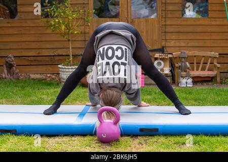 Halesowen, West Midlands, Royaume-Uni. 2 mai 2020. Amelia Hubbard, 15 ans, de Halesowen, West Midlands, pratique ses routines de danse dans le jardin arrière de sa famille. Les salles de gymnastique et de danse resteront fermées même après un verrouillage plus long au cours des prochaines semaines. Amelia, comme tant d'autres danseurs, compte sur des cours en ligne pour rester en contact avec ses camarades étudiants, et fait jusqu'à sept heures de pratique par jour. Crédit: Peter Lopeman/Alay Live News Banque D'Images